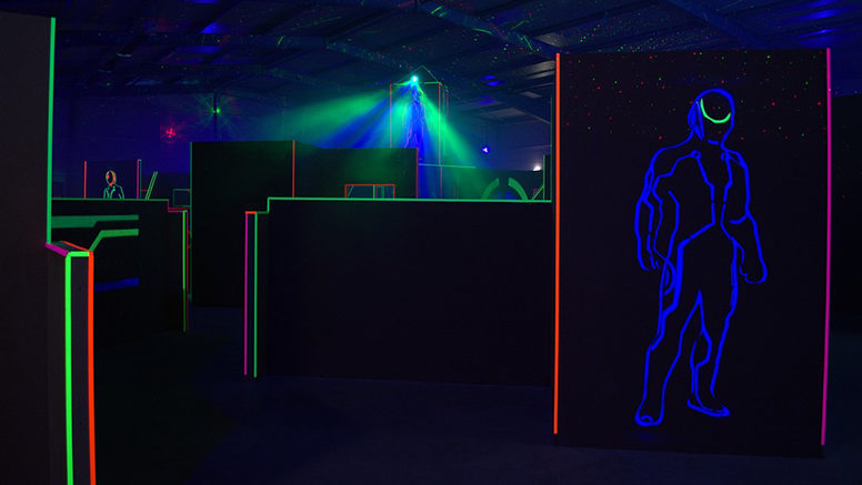 lasertag game jongens neon kleuren laser schieten