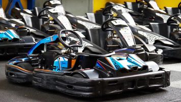carts-blauw-zwart-snel-racen-binnen-indoor
